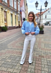 Fashion Studio Sweter FLOLWER - niebieski - Lekki sweter w kolorze błękitu. Białe, wyszyte kwiaty nadają mu kobiecości i stylu. Szersze rękawy ze zwężeniem na końcu to ikona trendów mody. Zapinany na złote guziki, które idealnie dopełniają całość. Sprawdzi się do eleganckich stylizacji, jak zarówno do casualowego looku.