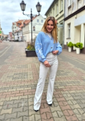 Fashion Studio Sweter FLOLWER - niebieski - Lekki sweter w kolorze błękitu. Białe, wyszyte kwiaty nadają mu kobiecości i stylu. Szersze rękawy ze zwężeniem na końcu to ikona trendów mody. Zapinany na złote guziki, które idealnie dopełniają całość. Sprawdzi się do eleganckich stylizacji, jak zarówno do casualowego looku.
