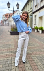 Fashion Studio Sweter FLOLWER - niebieski - Lekki sweter w kolorze błękitu. Białe, wyszyte kwiaty nadają mu kobiecości i stylu. Szersze rękawy ze zwężeniem na końcu to ikona trendów mody. Zapinany na złote guziki, które idealnie dopełniają całość. Sprawdzi się do eleganckich stylizacji, jak zarówno do casualowego looku.