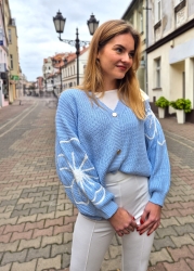 Fashion Studio Sweter FLOLWER - niebieski - Lekki sweter w kolorze błękitu. Białe, wyszyte kwiaty nadają mu kobiecości i stylu. Szersze rękawy ze zwężeniem na końcu to ikona trendów mody. Zapinany na złote guziki, które idealnie dopełniają całość. Sprawdzi się do eleganckich stylizacji, jak zarówno do casualowego looku.