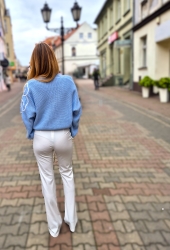 Fashion Studio Sweter FLOLWER - niebieski - Lekki sweter w kolorze błękitu. Białe, wyszyte kwiaty nadają mu kobiecości i stylu. Szersze rękawy ze zwężeniem na końcu to ikona trendów mody. Zapinany na złote guziki, które idealnie dopełniają całość. Sprawdzi się do eleganckich stylizacji, jak zarówno do casualowego looku.