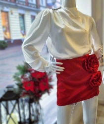 Fashion Studio Spódnico - spodenki ROSE - czerwone - Styl i elegancja w jednym! 
Piękne spódnico - szorty z przyszytymi różami, które nadają charakteru całej stylizacji. Spódnico - szorty to wygodna opcja do klasycznego looku. Sprawdzą się również w luźniejszym zestawieniu np. z topem, czy t-shirtem. Z przodu wygląd seksownej mini, z tyłu komfortowe szorty.  Elastyczny materiał, guma w pasie. Idealne na wiele okazji!