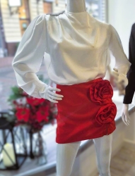 Fashion Studio Spódnico - spodenki ROSE - czerwone - Styl i elegancja w jednym! 
Piękne spódnico - szorty z przyszytymi różami, które nadają charakteru całej stylizacji. Spódnico - szorty to wygodna opcja do klasycznego looku. Sprawdzą się również w luźniejszym zestawieniu np. z topem, czy t-shirtem. Z przodu wygląd seksownej mini, z tyłu komfortowe szorty.  Elastyczny materiał, guma w pasie. Idealne na wiele okazji!