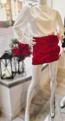 Fashion Studio Spódnico - spodenki ROSE - czerwone - Styl i elegancja w jednym! 
Piękne spódnico - szorty z przyszytymi różami, które nadają charakteru całej stylizacji. Spódnico - szorty to wygodna opcja do klasycznego looku. Sprawdzą się również w luźniejszym zestawieniu np. z topem, czy t-shirtem. Z przodu wygląd seksownej mini, z tyłu komfortowe szorty.  Elastyczny materiał, guma w pasie. Idealne na wiele okazji!