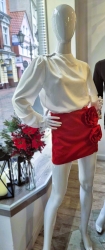 Fashion Studio Spódnico - spodenki ROSE - czerwone - Styl i elegancja w jednym! 
Piękne spódnico - szorty z przyszytymi różami, które nadają charakteru całej stylizacji. Spódnico - szorty to wygodna opcja do klasycznego looku. Sprawdzą się również w luźniejszym zestawieniu np. z topem, czy t-shirtem. Z przodu wygląd seksownej mini, z tyłu komfortowe szorty.  Elastyczny materiał, guma w pasie. Idealne na wiele okazji!