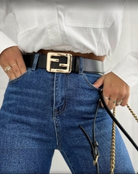 Fashion Studio Jeansy MOM FIT - niebieskie - Jeansy MOM FIT z wysokim stanem idealnie podkreślą talię oraz pośladki. Charakteru dodaje również emblemat z tyłu spodni, który niesamowicie współgra z kolorystyką produktu. Dwie kieszenie z tyłu oraz dwie z przodu. Prosta nogawka. Zapinane na suwak oraz guzik.
Ich krój nada każdej stylizacji powiewu świeżości.