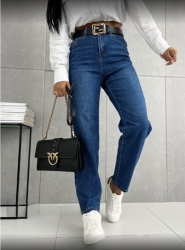 Fashion Studio Jeansy MOM FIT - niebieskie - Jeansy MOM FIT z wysokim stanem idealnie podkreślą talię oraz pośladki. Charakteru dodaje również emblemat z tyłu spodni, który niesamowicie współgra z kolorystyką produktu. Dwie kieszenie z tyłu oraz dwie z przodu. Prosta nogawka. Zapinane na suwak oraz guzik.
Ich krój nada każdej stylizacji powiewu świeżości.