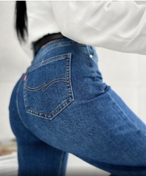 Fashion Studio Jeansy MOM FIT - niebieskie - Jeansy MOM FIT z wysokim stanem idealnie podkreślą talię oraz pośladki. Charakteru dodaje również emblemat z tyłu spodni, który niesamowicie współgra z kolorystyką produktu. Dwie kieszenie z tyłu oraz dwie z przodu. Prosta nogawka. Zapinane na suwak oraz guzik.
Ich krój nada każdej stylizacji powiewu świeżości.