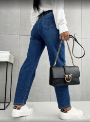 Fashion Studio Jeansy MOM FIT - niebieskie - Jeansy MOM FIT z wysokim stanem idealnie podkreślą talię oraz pośladki. Charakteru dodaje również emblemat z tyłu spodni, który niesamowicie współgra z kolorystyką produktu. Dwie kieszenie z tyłu oraz dwie z przodu. Prosta nogawka. Zapinane na suwak oraz guzik.
Ich krój nada każdej stylizacji powiewu świeżości.