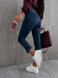 Fashion Studio Jeansy HIGH - granatowe - Jeansy w kolorze głębokiego granatu. Materiał lekko elastyczny, dzięki czemu idealnie dopasowuje się do sylwetki. Podkreślają talię oraz pośladki. Wysoki stan sprawia, że wykorzystasz je do wielu stylizacji. Sprawdzą się zarówno do eleganckiej opcji z koszulą, jak i w casualowym wariancie z t-shirtem na co dzień. Taki klasyk musi zagościć w każdej szafie!