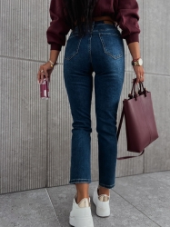 Fashion Studio Jeansy HIGH - granatowe - Jeansy w kolorze głębokiego granatu. Materiał lekko elastyczny, dzięki czemu idealnie dopasowuje się do sylwetki. Podkreślają talię oraz pośladki. Wysoki stan sprawia, że wykorzystasz je do wielu stylizacji. Sprawdzą się zarówno do eleganckiej opcji z koszulą, jak i w casualowym wariancie z t-shirtem na co dzień. Taki klasyk musi zagościć w każdej szafie!