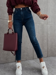 Fashion Studio Jeansy HIGH - granatowe - Jeansy w kolorze głębokiego granatu. Materiał lekko elastyczny, dzięki czemu idealnie dopasowuje się do sylwetki. Podkreślają talię oraz pośladki. Wysoki stan sprawia, że wykorzystasz je do wielu stylizacji. Sprawdzą się zarówno do eleganckiej opcji z koszulą, jak i w casualowym wariancie z t-shirtem na co dzień. Taki klasyk musi zagościć w każdej szafie!