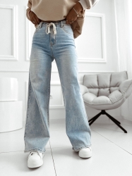 Fashion Studio Jeansy DZWONY - niebieskie - Ponadczasowe jeansy o kroju dzwonów. Posiadają wysoki stan, dzięki czemu podkreślają talię oraz modelują sylwetkę. Zapinane na suwak oraz guzik. W pasie wpuszczony ozdobny sznurek, który nadaje spodniom wyjątkowego designu. Dwie kieszenie z tyłu oraz dwie z przodu po bokach.