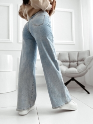 Fashion Studio Jeansy DZWONY - niebieskie - Ponadczasowe jeansy o kroju dzwonów. Posiadają wysoki stan, dzięki czemu podkreślają talię oraz modelują sylwetkę. Zapinane na suwak oraz guzik. W pasie wpuszczony ozdobny sznurek, który nadaje spodniom wyjątkowego designu. Dwie kieszenie z tyłu oraz dwie z przodu po bokach.