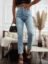 Fashion Studio Jeansy MOM - niebieskie - Jeansy o jasnym kolorze z lekkimi przetarciami. Wysoki stan - idealnie przylegający i podkreślający talię. Lekko opinające, a zarazem nieco elastyczne - wyeksponują pośladki i nadadzą kobiecości. Delikatne przetarcia na nogawkach stanowią charakterystyczny element spodni, który idealnie się z nimi komponuje. Dwie kieszenie po bokach oraz dwie z tyłu. Zapinane na suwak i guzik. Te jeansy to nieodłączny element każdej garderoby. Świetnie sprawdzą się jako baza do wielu stylizacji.