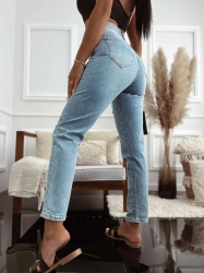 Fashion Studio Jeansy MOM - niebieskie - Jeansy o jasnym kolorze z lekkimi przetarciami. Wysoki stan - idealnie przylegający i podkreślający talię. Lekko opinające, a zarazem nieco elastyczne - wyeksponują pośladki i nadadzą kobiecości. Delikatne przetarcia na nogawkach stanowią charakterystyczny element spodni, który idealnie się z nimi komponuje. Dwie kieszenie po bokach oraz dwie z tyłu. Zapinane na suwak i guzik. Te jeansy to nieodłączny element każdej garderoby. Świetnie sprawdzą się jako baza do wielu stylizacji.