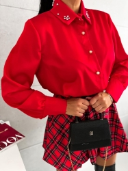 Fashion Studio Koszula RED - czerwona - Piękna, satynowa koszula ze zdobionym kołnierzykiem. Elegancja i klasa w jednym. Cyrkonie umieszczone na kołnierzu oraz mankietach nadają niepowtarzalnego stylu koszuli, a tym samym całej stylizacji. Idealna na wyjątkowe okazje oraz uroczystości.