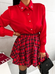 Fashion Studio Koszula RED - czerwona - Piękna, satynowa koszula ze zdobionym kołnierzykiem. Elegancja i klasa w jednym. Cyrkonie umieszczone na kołnierzu oraz mankietach nadają niepowtarzalnego stylu koszuli, a tym samym całej stylizacji. Idealna na wyjątkowe okazje oraz uroczystości.