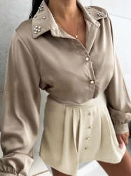 Fashion Studio Koszula GOLD - beżowa - Piękna, satynowa koszula ze zdobionym kołnierzykiem. Elegancja i klasa w jednym. Cyrkonie umieszczone na kołnierzu oraz mankietach nadają niepowtarzalnego stylu koszuli, a tym samym całej stylizacji. Idealna na wyjątkowe okazje oraz uroczystości.