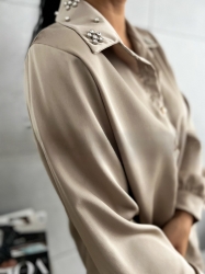 Fashion Studio Koszula GOLD - beżowa - Piękna, satynowa koszula ze zdobionym kołnierzykiem. Elegancja i klasa w jednym. Cyrkonie umieszczone na kołnierzu oraz mankietach nadają niepowtarzalnego stylu koszuli, a tym samym całej stylizacji. Idealna na wyjątkowe okazje oraz uroczystości.