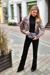 Fashion Studio Casualowy żakiet - panterka - Piękny żakiet z luźniejszego materiału zdobiony panterką. Elegancko wykończone rękawy z dłuższym mankietem wzbogacają marynarkę o klasę i styl. Zapinana na guziki. Idealna do wielu stylizacji - zarówno tych casualowych, co eleganckich i szykownych.