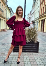 Fashion Studio Sukienka MIDI - bordowa - Piękna sukienka midi z bufiastymi rękawami oraz rozkloszowanym dołem przeszytym falbanami. Przylegająca góra podkreśla talię, a guma z tyłu pleców pozwala na dopasowanie się sukienki do sylwetki. Wbudowane miseczki kobieco zaakcentują biust. Ściągacz w rękawie u góry ramion pozwoli na noszenie tak jak lubisz najbardziej - z zasłoniętymi lub odkrytymi ramionami. Kobieca, elegancka, na co dzień i specjalne okazje.