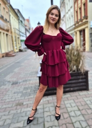 Fashion Studio Sukienka MIDI - bordowa - Piękna sukienka midi z bufiastymi rękawami oraz rozkloszowanym dołem przeszytym falbanami. Przylegająca góra podkreśla talię, a guma z tyłu pleców pozwala na dopasowanie się sukienki do sylwetki. Wbudowane miseczki kobieco zaakcentują biust. Ściągacz w rękawie u góry ramion pozwoli na noszenie tak jak lubisz najbardziej - z zasłoniętymi lub odkrytymi ramionami. Kobieca, elegancka, na co dzień i specjalne okazje.