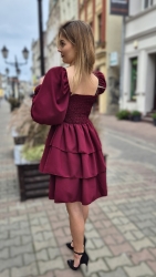 Fashion Studio Sukienka MIDI - bordowa - Piękna sukienka midi z bufiastymi rękawami oraz rozkloszowanym dołem przeszytym falbanami. Przylegająca góra podkreśla talię, a guma z tyłu pleców pozwala na dopasowanie się sukienki do sylwetki. Wbudowane miseczki kobieco zaakcentują biust. Ściągacz w rękawie u góry ramion pozwoli na noszenie tak jak lubisz najbardziej - z zasłoniętymi lub odkrytymi ramionami. Kobieca, elegancka, na co dzień i specjalne okazje.