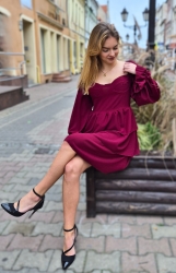 Fashion Studio Sukienka MIDI - bordowa - Piękna sukienka midi z bufiastymi rękawami oraz rozkloszowanym dołem przeszytym falbanami. Przylegająca góra podkreśla talię, a guma z tyłu pleców pozwala na dopasowanie się sukienki do sylwetki. Wbudowane miseczki kobieco zaakcentują biust. Ściągacz w rękawie u góry ramion pozwoli na noszenie tak jak lubisz najbardziej - z zasłoniętymi lub odkrytymi ramionami. Kobieca, elegancka, na co dzień i specjalne okazje.