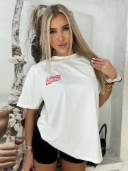 Ingrosso T - shirt CHERRY BOMB - biały - Damska bluzka o ciekawym kroju z poduszkami na ramionach. Z przodu delikatny print. Wykonana z bawełny. Polska produkcja