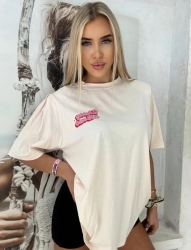 Ingrosso T - shirt CHERRY BOMB - ecru - Damska bluzka o ciekawym kroju z poduszkami na ramionach. Z przodu delikatny print. Wykonana z bawełny. Polska produkcja