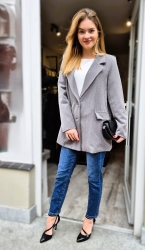 Fashion Studio Żakiet BLING BLING - szary - Żakiet wysadzany drobnymi cekinami, które przepięknie mienią się w blasku światła. Ta marynarka to totalny MUST HAVE wśród eleganckich jak i szampańskich stylizacji. Zapinana na guziki. Idealna na wiele okazji, musisz ją mieć w swojej garderobie!