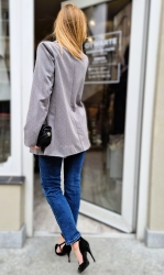 Fashion Studio Żakiet BLING BLING - szary - Żakiet wysadzany drobnymi cekinami, które przepięknie mienią się w blasku światła. Ta marynarka to totalny MUST HAVE wśród eleganckich jak i szampańskich stylizacji. Zapinana na guziki. Idealna na wiele okazji, musisz ją mieć w swojej garderobie!