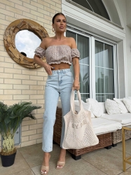 BY ME Jeansy MOM FIT – jeansowe - Jeansy Mom fit sprawdzą się do wielu stylizacji. Zapinane na guzik. Posiadają szlufki oraz kieszenie z przodu i z tyłu.