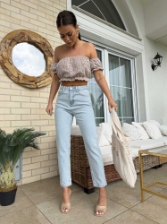 BY ME Jeansy MOM FIT – jeansowe - Jeansy Mom fit sprawdzą się do wielu stylizacji. Zapinane na guzik. Posiadają szlufki oraz kieszenie z przodu i z tyłu.