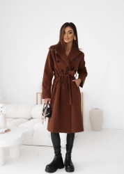 Fashion Studio Płaszcz JODEŁKA - brąz - Piękny, jodełkowy płaszcz w klasycznym stylu. Dłuższy z paskiem w tali, który idealnie ją podkreśli, a jego krój nada elegancji całej stylizacji. Starannie wykonany, z dbałością o każdy szczegół. Dwie pojemne kieszenie z przodu płaszcza. Zapinany na guziki. Prawdziwy klasyk, który musisz mieć!