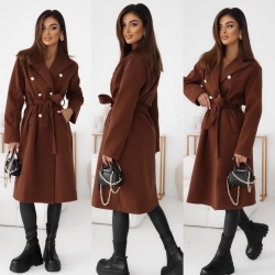 Fashion Studio Płaszcz JODEŁKA - brąz - Piękny, jodełkowy płaszcz w klasycznym stylu. Dłuższy z paskiem w tali, który idealnie ją podkreśli, a jego krój nada elegancji całej stylizacji. Starannie wykonany, z dbałością o każdy szczegół. Dwie pojemne kieszenie z przodu płaszcza. Zapinany na guziki. Prawdziwy klasyk, który musisz mieć!