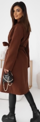 Fashion Studio Płaszcz JODEŁKA - brąz - Piękny, jodełkowy płaszcz w klasycznym stylu. Dłuższy z paskiem w tali, który idealnie ją podkreśli, a jego krój nada elegancji całej stylizacji. Starannie wykonany, z dbałością o każdy szczegół. Dwie pojemne kieszenie z przodu płaszcza. Zapinany na guziki. Prawdziwy klasyk, który musisz mieć!