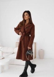 Fashion Studio Płaszcz JODEŁKA - brąz - Piękny, jodełkowy płaszcz w klasycznym stylu. Dłuższy z paskiem w tali, który idealnie ją podkreśli, a jego krój nada elegancji całej stylizacji. Starannie wykonany, z dbałością o każdy szczegół. Dwie pojemne kieszenie z przodu płaszcza. Zapinany na guziki. Prawdziwy klasyk, który musisz mieć!