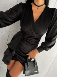 Fashion Studio Sukienka WELUR - czarna - Piękna welurowa mini z głębokim dekoltem oraz zakładanym dołem. Przyszyta falbana nadaje kobiecości całej stylizacji, a połyskujący welurowy materiał jest kwintesencją kreacji. Zwężenie w talii, co pozwoli na jej wyeksponowanie. Idealna na romantyczne wieczory, a także na wiele innych specjalnych okazji.