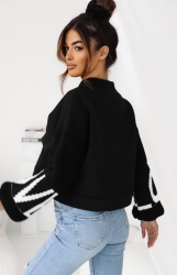 Fashion Studio Casulaowa bluza ze sweterkowymi rękawami - Piękny casualowy żakiet, który sprawdzi się również jako bluza. Sweterkowe rękawy zdobione minimalistycznym napisem. Ocieplany od środka. Idealny praktycznie  do każdej stylizacji. Dwie pojemne kieszenie z przodu. Wygodny, ciepły i stylowy!

Skład:

65% BAWEŁNA 35% ELASTAN

Włoska produkcja.
