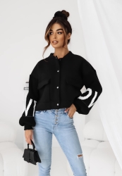 Fashion Studio Casulaowa bluza ze sweterkowymi rękawami - Piękny casualowy żakiet, który sprawdzi się również jako bluza. Sweterkowe rękawy zdobione minimalistycznym napisem. Ocieplany od środka. Idealny praktycznie  do każdej stylizacji. Dwie pojemne kieszenie z przodu. Wygodny, ciepły i stylowy!

Skład:

65% BAWEŁNA 35% ELASTAN

Włoska produkcja.
