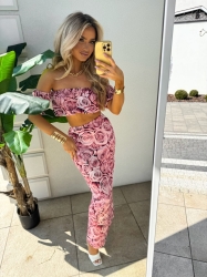 BY ME Komplet CATALINA print roses – pudrowy - Komplet składający się z krótkiej bluzki hiszpanki oraz klasycznej spódnicy maxi to idealne połączenie elegancji i komfortu. Bluzka wykonana jest z elastycznego, ciągliwego materiału, który doskonale dopasowuje się do ciała, zapewniając swobodę ruchów. Krótki krój podkreśla sylwetkę. Spódnica maxi jest klasyczna, o długości do ziemi, z eleganckim rozcięciem z tyłu, które dodaje lekkości i zmysłowości. Gumka w pasie gwarantuje wygodę i perfekcyjne dopasowanie do figury. Całość stanowi doskonały wybór na letnie dni, na wyjątkowe okazje lub codzienne stylizacje z nutą elegancji.

Skład: 95% wiskoza, 5% elastan