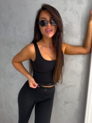 BY ME Top GYM – czarny - Top Gym z bardzo ciągliwego materiału, logowany pas.

Skład: 95% wiskoza, 5% elastan

LEGGINSY I SPODNIE ZE ZDJĘĆ RÓWNIEŻ DOSTĘPNE W NASZEJ OFERCIE