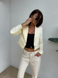 BY ME Marynarka SLIM – waniliowa - Marynarka o krótkim kroju, gładkie wykończenie. Marynarka posiada podszewkę, zapięcie regulowane przy pomocy guzika.

SKŁAD: 65% bawełna, 35% poliester