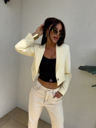 BY ME Marynarka SLIM – waniliowa - Marynarka o krótkim kroju, gładkie wykończenie. Marynarka posiada podszewkę, zapięcie regulowane przy pomocy guzika.

SKŁAD: 65% bawełna, 35% poliester