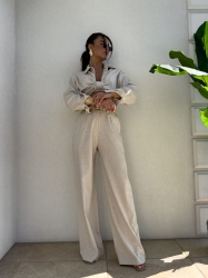 BY ME Koszula OVER SPRING natural – szaro-beż - Koszula Over charakteryzuje się luźnym krojem oraz zapięciem regulowanym na guziczki.

Skład: 90% wiskoza, 10% len

SPODNIE ZE ZDJĘĆ RÓWNIEŻ DOSTĘPNE W NASZEJ OFERCIE