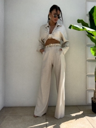 BY ME Koszula OVER SPRING natural – szaro-beż - Koszula Over charakteryzuje się luźnym krojem oraz zapięciem regulowanym na guziczki.

Skład: 90% wiskoza, 10% len

SPODNIE ZE ZDJĘĆ RÓWNIEŻ DOSTĘPNE W NASZEJ OFERCIE