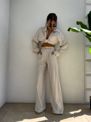 BY ME Koszula OVER SPRING natural – szaro-beż - Koszula Over charakteryzuje się luźnym krojem oraz zapięciem regulowanym na guziczki.

Skład: 90% wiskoza, 10% len

SPODNIE ZE ZDJĘĆ RÓWNIEŻ DOSTĘPNE W NASZEJ OFERCIE