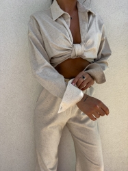 BY ME Koszula OVER SPRING natural – szaro-beż - Koszula Over charakteryzuje się luźnym krojem oraz zapięciem regulowanym na guziczki.

Skład: 90% wiskoza, 10% len

SPODNIE ZE ZDJĘĆ RÓWNIEŻ DOSTĘPNE W NASZEJ OFERCIE